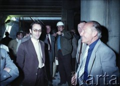 Maj 1986, Warszawa, Polska.
Wizyta prezydenta Warszawy gen. Mieczysława Dębickiego na terenie budowy I linii metra. 1. od prawej stoi Jerzy Brzostek (generalny dyrektor Generalnej Dyrekcji Budowy Metra).
Fot. Edward Grochowicz, zbiory Ośrodka KARTA