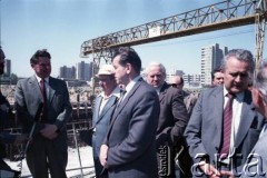 Maj 1986, Warszawa, Polska.
Prezydent Warszawy, gen. Mieczysław Dębicki, udziela wywiadu na terenie budowy I linii metra. Obok, po prawej stronie, stoją Jerzy Twardo (główny inżynier Generalnej Dyrekcji Budowy Metra) i Jerzy Majewski (pełnomocnik rządu ds. budowy metra).
Fot. Edward Grochowicz, zbiory Ośrodka KARTA