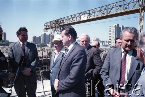 Maj 1986, Warszawa, Polska.
Prezydent Warszawy, gen. Mieczysław Dębicki, udziela wywiadu na terenie budowy I linii metra. Obok, po prawej stronie, stoją Jerzy Twardo (główny inżynier Generalnej Dyrekcji Budowy Metra) i Jerzy Majewski (pełnomocnik rządu ds. budowy metra).
Fot. Edward Grochowicz, zbiory Ośrodka KARTA