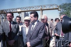 Maj 1986, Warszawa, Polska.
Prezydent Warszawy, gen. Mieczysław Dębicki, udziela wywiadu na terenie budowy I linii metra. Obok, po prawej stronie stoją Jerzy Twardo (główny inżynier Generalnej Dyrekcji Budowy Metra) i Jerzy Majewski (pełnomocnik rządu ds. budowy metra).
Fot. Edward Grochowicz, zbiory Ośrodka KARTA