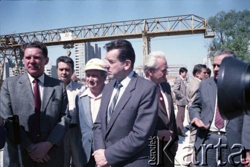 Maj 1986, Warszawa, Polska.
Prezydent Warszawy, gen. Mieczysław Dębicki, udziela wywiadu na terenie budowy I linii metra. Obok, po prawej stronie stoją Jerzy Twardo (główny inżynier Generalnej Dyrekcji Budowy Metra) i Jerzy Majewski (pełnomocnik rządu ds. budowy metra).
Fot. Edward Grochowicz, zbiory Ośrodka KARTA