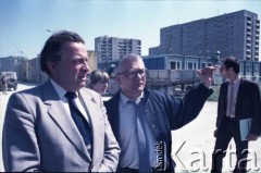 Maj 1986, Warszawa, Polska.
Wizyta prezydenta Warszawy gen. Mieczysława Dębickiego na terenie budowy I linii metra.
Fot. Edward Grochowicz, zbiory Ośrodka KARTA
