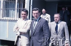 Maj 1986, Warszawa, Polska.
Wizyta prezydenta Warszawy gen. Mieczysława Dębickiego na terenie budowy I linii metra. 2. z prawej stoi Jerzy Majewski (pełnomocnik rządu ds. budowy metra).
Fot. Edward Grochowicz, zbiory Ośrodka KARTA