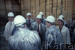 Maj 1986, Warszawa, Polska.
Wizyta prezydenta Warszawy gen. Mieczysława Dębickiego na terenie budowy I linii metra (w centrum)
Fot. Edward Grochowicz, zbiory Ośrodka KARTA