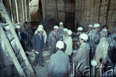 Maj 1986, Warszawa, Polska.
Wizyta prezydenta Warszawy gen. Mieczysława Dębickiego na terenie budowy I linii metra.
Fot. Edward Grochowicz, zbiory Ośrodka KARTA