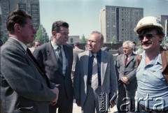 Maj 1986, Warszawa, Polska.
Wizyta prezydenta Warszawy gen. Mieczysława Dębickiego na terenie budowy I linii metra. Od lewej: Mieczysław Dębicki, Jerzy Majewski (pełnomocnik rządu ds. budowy metra), Jerzy Brzostek (generalny dyrektor Generalnej Dyrekcji Budowy Metra).
Fot. Edward Grochowicz, zbiory Ośrodka KARTA