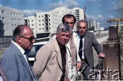 Sierpień 1986, Warszawa, Polska.
Wizyta prezydenta Warszawy Jerzego Bolesławskiego (2. od lewej) na terenie budowy I linii metra, prawdopodobnie na Ursynowie. 1. od lewej Jerzy Brzostek - generalny dyrektor Generalnej Dyrekcji Budowy Metra.
Fot. Edward Grochowicz, zbiory Ośrodka KARTA