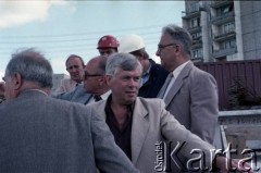 Sierpień 1986, Warszawa, Polska.
Wizyta prezydenta Warszawy Jerzego Bolesławskiego (pośrodku) na terenie budowy I linii metra, prawdopodobnie na Ursynowie.
Fot. Edward Grochowicz, zbiory Ośrodka KARTA