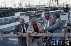 Sierpień 1986, Warszawa, Polska.
Wizyta prezydenta Warszawy Jerzego Bolesławskiego (2. z lewej) na terenie budowy I linii metra, prawdopodobnie na Ursynowie. 1. z prawej Jerzy Brzostek - generalny dyrektor Generalnej Dyrekcji Budowy Metra.
Fot. Edward Grochowicz, zbiory Ośrodka KARTA