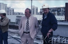 Sierpień 1986, Warszawa, Polska.
Wizyta prezydenta Warszawy Jerzego Bolesławskiego na terenie budowy I linii metra, prawdopodobnie na Ursynowie. Pośrodku stoi Marek Białkowski.
Fot. Edward Grochowicz, zbiory Ośrodka KARTA