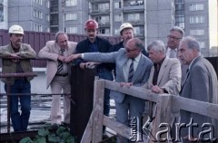 Sierpień 1986, Warszawa, Polska.
Wizyta prezydenta Warszawy Jerzego Bolesławskiego (2. z prawej) na terenie budowy I linii metra, prawdopodobnie na Ursynowie. 3. z prawej Jerzy Brzostek - generalny dyrektor Generalnej Dyrekcji Budowy Metra, 2. z lewej Marek Białkowski.
Fot. Edward Grochowicz, zbiory Ośrodka KARTA