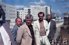 Sierpień 1986, Warszawa, Polska.
Wizyta prezydenta Warszawy Jerzego Bolesławskiego  (1. z lewej) na terenie budowy I linii metra, prawdopodobnie na Ursynowie. Za nim Jerzy Brzostek - generalny dyrektor Generalnej Dyrekcji Budowy Metra.
Fot. Edward Grochowicz, zbiory Ośrodka KARTA