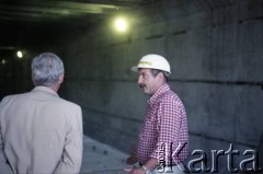 Sierpień 1986, Warszawa, Polska.
Wizyta prezydenta Warszawy Jerzego Bolesławskiego (tyłem) na terenie budowy I linii metra.
Fot. Edward Grochowicz, zbiory Ośrodka KARTA