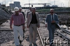 Sierpień 1986, Warszawa, Polska.
Wizyta prezydenta Warszawy Jerzego Bolesławskiego (pośrodku) na terenie budowy I linii metra, prawdopodobnie na Ursynowie. 1 z prawej Jerzy Brzostek - generalny dyrektor Generalnej Dyrekcji Budowy Metra.
Fot. Edward Grochowicz, zbiory Ośrodka KARTA