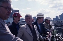 Sierpień 1986, Warszawa, Polska.
Wizyta prezydenta Warszawy Jerzego Bolesławskiego (3. z prawej) na terenie budowy I linii metra, prawdopodobnie na Ursynowie.
Fot. Edward Grochowicz, zbiory Ośrodka KARTA