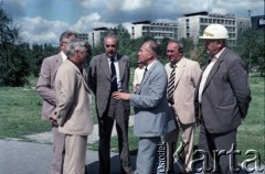 Sierpień 1986, Warszawa, Polska.
Wizyta prezydenta Warszawy Jerzego Bolesławskiego (1. z lewej) na terenie budowy I linii metra, prawdopodobnie na odcinku Pole Mokotowski - Politechnika. Od prawej: Jerzy Twardo - główny inżynier Generalnej Dyrekcji Budowy Metra, Marek Białkowski, Jerzy Brzostek - generalny dyrektor Generalnej Dyrekcji Budowy Metra.
Fot. Edward Grochowicz, zbiory Ośrodka KARTA