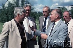 Sierpień 1986, Warszawa, Polska.
Wizyta prezydenta Warszawy Jerzego Bolesławskiego (1. z lewej) na terenie budowy I linii metra, prawdopodobnie na odcinku Pole Mokotowskie - Politechnika. Obok Jerzy Brzostek - generalny dyrektor Generalnej Dyrekcji Budowy Metra, za nim Marek Białkowski.
Fot. Edward Grochowicz, zbiory Ośrodka KARTA