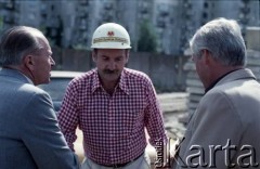 Sierpień 1986, Warszawa, Polska.
Wizyta prezydenta Warszawy Jerzego Bolesławskiego (1. z prawej) na terenie budowy I linii metra, prawdopodobnie na Ursynowie. 1. z lewej Jerzy Brzostek - generalny dyrektor Generalnej Dyrekcji Budowy Metra.
Fot. Edward Grochowicz, zbiory Ośrodka KARTA