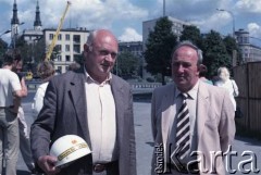 Sierpień 1986, Warszawa, Polska.
Wizyta prezydenta Warszawy Jerzego Bolesławskiego na terenie budowy I linii metra na Polach Mokotowskich. Od prawej: Jerzy Twardo - główny inżynier Generalnej Dyrekcji Budowy Metra, Marek Białkowski.
Fot. Edward Grochowicz, zbiory Ośrodka KARTA