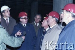 8.10.1986, Warszawa, Polska.
Wizyta przedstawicieli władz na terenie budowy I linii metra w Warszawie. Od prawej stoją: Jerzy Majewski - pełnomocnik rządu ds. budowy metra w Warszawie, Władimir Bronikow - ambasador ZSRR w Polsce i Jerzy Brzostek - generalny dyrektor Generalnej Dyrekcji Budowy Metra.
Fot. Edward Grochowicz, zbiory Ośrodka KARTA