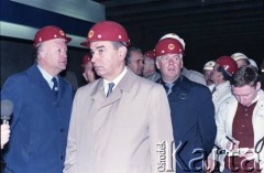 8.10.1986, Warszawa, Polska.
Wizyta przedstawicieli władz na terenie budowy I linii metra w Warszawie. 1. z lewej Janusz Kubasiewicz - I sekretarz KW PZPR, 2. Władimir Bronikow - ambasador ZSRR w Polsce.
Fot. Edward Grochowicz, zbiory Ośrodka KARTA
