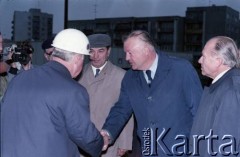 8.10.1986, Warszawa, Polska.
Wizyta przedstawicieli władz na terenie budowy I linii metra w Warszawie. 1. z prawej Jerzy Brzostek - generalny dyrektor Generalnej Dyrekcji Budowy Metra, 2. Janusz Kubasiewicz - I sekretarz KW PZPR.
Fot. Edward Grochowicz, zbiory Ośrodka KARTA