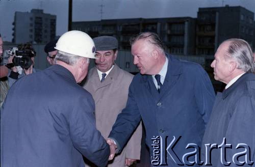 8.10.1986, Warszawa, Polska.
Wizyta przedstawicieli władz na terenie budowy I linii metra w Warszawie. 1. z prawej Jerzy Brzostek - generalny dyrektor Generalnej Dyrekcji Budowy Metra, 2. Janusz Kubasiewicz - I sekretarz KW PZPR.
Fot. Edward Grochowicz, zbiory Ośrodka KARTA