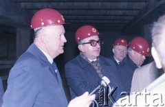 8.10.1986, Warszawa, Polska.
Wizyta przedstawicieli władz na terenie budowy I linii metra w Warszawie. 1. z lewej Janusz Kubasiewicz - I sekretarz KW PZPR.
Fot. Edward Grochowicz, zbiory Ośrodka KARTA