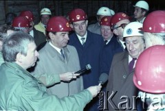 8.10.1986, Warszawa, Polska.
Wizyta przedstawicieli władz na terenie budowy I linii metra w Warszawie. 2. z lewej Władimir Bronikow - ambasador ZSRR w Polsce, obok Jerzy Majewski - pełnomocnik rządu ds. budowy metra w Warszawie. W białym kasku - przedstawiciel przedsiębiorstwa budowlanego Hydrobudowa 6.
Fot. Edward Grochowicz, zbiory Ośrodka KARTA