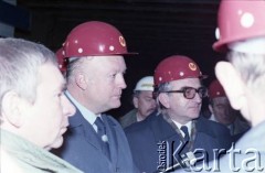 8.10.1986, Warszawa, Polska.
Wizyta przedstawicieli władz na terenie budowy I linii metra w Warszawie. 1. z lewej Jerzy Bolesławski - prezydent m.st. Warszawy, 2. Janusz Kubasiewicz - I sekretarz KW PZPR.
Fot. Edward Grochowicz, zbiory Ośrodka KARTA