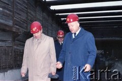 8.10.1986, Warszawa, Polska.
Wizyta przedstawicieli władz na terenie budowy I linii metra w Warszawie. Od lewej: Władimir Bronikow - ambasador ZSRR w Polsce, NN, Janusz Kubasiewicz - I sekretarz KW PZPR.
Fot. Edward Grochowicz, zbiory Ośrodka KARTA