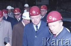 8.10.1986, Warszawa, Polska.
Wizyta przedstawicieli władz na terenie budowy I linii metra w Warszawie. Od prawej: Jerzy Majewski - pełnomocnik rządu ds. budowy metra w Warszawie, Janusz Kubasiewicz - I sekretarz KW PZPR, przedstawiciel przedsiębiorstwa budowlanego Hydrobudowa 6.
Fot. Edward Grochowicz, zbiory Ośrodka KARTA