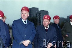8.10.1986, Warszawa, Polska.
Wizyta przedstawicieli władz na terenie budowy I linii metra w Warszawie. 1. od lewej Janusz Kubasiewicz - I sekretarz KW PZPR, obok Jerzy Brzostek - generalny dyrektor Generalnej Dyrekcji Budowy Metra.
Fot. Edward Grochowicz, zbiory Ośrodka KARTA