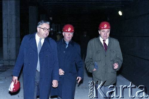 8.10.1986, Warszawa, Polska.
Wizyta przedstawicieli władz na terenie budowy I linii metra w Warszawie.
Fot. Edward Grochowicz, zbiory Ośrodka KARTA