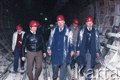 8.10.1986, Warszawa, Polska.
Wizyta przedstawicieli władz na terenie budowy I linii metra w Warszawie. 1. z prawej Jerzy Brzostek - generalny dyrektor Generalnej Dyrekcji Budowy Metra, obok Janusz Kubasiewicz - I sekretarz KW PZPR.
Fot. Edward Grochowicz, zbiory Ośrodka KARTA