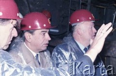 8.10.1986, Warszawa, Polska.
Wizyta przedstawicieli władz na terenie budowy I linii metra w Warszawie. Od prawej: Janusz Kubasiewicz - I sekretarz KW PZPR, Władimir Bronikow - ambasador ZSRR w Polsce i prawdopodobnie Jerzy Majewski - pełnomocnik rządu ds. budowy metra w Warszawie.
Fot. Edward Grochowicz, zbiory Ośrodka KARTA
