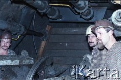 8.10.1986, Warszawa, Polska.
Robotnicy prezentują sposób budowy tunelu I linii metra przedstawicielom władz.
Fot. Edward Grochowicz, zbiory Ośrodka KARTA