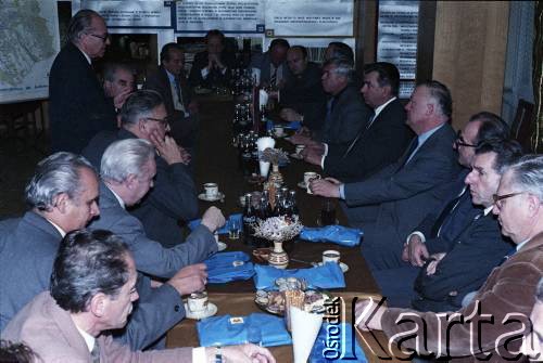 8.10.1986, Warszawa, Polska.
Spotkanie przedstawicieli władz dotyczące budowy I linii metra w Warszawie. Stoi Jerzy Brzostek - generalny dyrektor Generalnej Dyrekcji Budowy Metra. Od prawej siedzą: NN, Jerzy Majewski - pełnomocnik rządu ds. budowy metra, NN, Janusz Kubasiewicz - I sekretarz KW PZPR, Władimir Bronikow - ambasador ZSRR w Polsce,  Jerzy Bolesławski - prezydent m.st. Warszawy.
Fot. Edward Grochowicz, zbiory Ośrodka KARTA