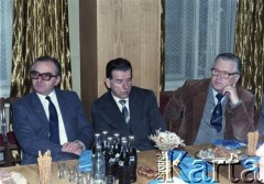 8.10.1986, Warszawa, Polska.
Spotkanie przedstawicieli władz dotyczące budowy I linii metra w Warszawie. Pośrodku siedzi Jerzy Majewski - pełnomocnik rządu ds. budowy metra.
Fot. Edward Grochowicz, zbiory Ośrodka KARTA