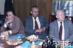 8.10.1986, Warszawa, Polska.
Spotkanie przedstawicieli władz dotyczące budowy I linii metra w Warszawie. 1. od lewej Tadeusz Romanowski - wicedyrektor Miastoprojektu, generalny projektant I linii metra.
Fot. Edward Grochowicz, zbiory Ośrodka KARTA