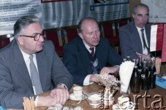 8.10.1986, Warszawa, Polska.
Spotkanie przedstawicieli władz dotyczące budowy I linii metra w Warszawie. Pośrodku siedzi Jerzy Brzostek - generalny dyrektor Generalnej Dyrekcji Budowy Metra.
Fot. Edward Grochowicz, zbiory Ośrodka KARTA