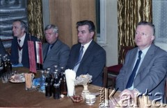 8.10.1986, Warszawa, Polska.
Spotkanie przedstawicieli władz dotyczące budowy I linii metra w Warszawie. Od prawej siedzą: Janusz Kubasiewicz - I sekretarz KW PZPR, Władimir Bronikow - ambasador ZSRR w Polsce,  Jerzy Bolesławski - prezydent m.st. Warszawy.
Fot. Edward Grochowicz, zbiory Ośrodka KARTA