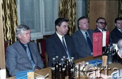 8.10.1986, Warszawa, Polska.
Spotkanie przedstawicieli władz dotyczące budowy I linii metra w Warszawie. Od lewej siedzą: Jerzy Bolesławski - prezydent m.st. Warszawy, Władimir Bronikow - ambasador ZSRR w Polsce, Janusz Kubasiewicz - I sekretarz KW PZPR, NN, Jerzy Majewski - pełnomocnik rządu ds. budowy metra.
Fot. Edward Grochowicz, zbiory Ośrodka KARTA