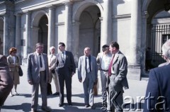 Maj 1986, Warszawa, Polska.
Spotkanie prezydenta Warszawy gen. Mieczysława Dębickiego z Jerzym Majewski i Jerzym Brzostkiem.
Fot. Edward Grochowicz, zbiory Ośrodka KARTA