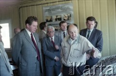 1986, Warszawa, Polska.
Wizyta prezydenta m.st. Warszawy gen. Mieczysława Dębickiego (1. z lewej) w siedzibie Kierownictwa nadzoru bodowy Stacji Techniczno-Postojowej 