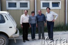 6.07.1987, Warszawa, Polska.
Pracownicy Generalnej Dyrekcji Budowy Metra na tle budynku Kierownictwa nadzoru bodowy Stacji Techniczno-Postojowej 