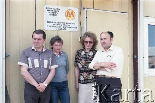 6.07.1987, Warszawa, Polska.
Pracownicy Generalnej Dyrekcji Budowy Metra na tle budynku Kierownictwa nadzoru bodowy Stacji Techniczno-Postojowej 