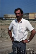 6.07.1987, Warszawa, Polska.
Pracownik Generalnej Dyrekcji Budowy Metra na tle budynku Kierownictwa nadzoru bodowy Stacji Techniczno-Postojowej 