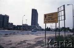 12.07.1987, Warszawa, Polska.
Tablica informująca o budowie I linii metra przy stacji Politechnika. W tle budynek domu studenckiego 