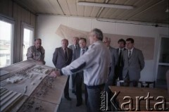 1.06.1988, Warszawa, Polska.
Wizyta pełnomocnika ZSRR ds. budowy metra w Warszawie (4 od lewej) na terenie budowy Stacji Techniczno-Postojowej 